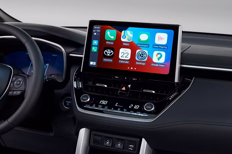 Theo hãng Toyota, mẫu SUV cỡ B này được trang bị cấu hình táp-lô dành riêng cho thị trường châu Âu. Do đó, xe đi kèm bảng đồng hồ kỹ thuật số toàn phần với màn hình 12,3 inch sau vô lăng thay vì màn hình màu TFT 4,2 inch hoặc 7 inch như xe ở Việt Nam.