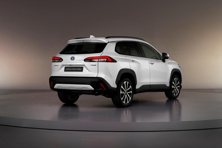 Trong khi đó, xe ở Việt Nam dùng hệ truyền động hybrid với máy xăng 4 xi-lanh, dung tích 1.8L, tạo ra công suất tổng cộng 150 mã lực. Ngoài ra, xe ở Việt Nam cũng chỉ được trang bị hệ dẫn động cầu trước. Về an toàn, Toyota Corolla Cross 2022 ở châu Âu có hệ thống T-Mate mới. Đây là hệ thống tập hợp mọi tính năng an toàn chủ động ADAS của hãng Toyota. Nói cách khác, T-Mate là sự kết hợp giữa gói công nghệ an toàn chủ động Toyota Safety Sense và một số tính năng mới.