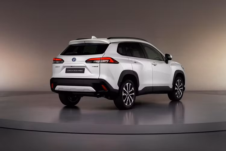 Trong khi đó, xe ở Việt Nam dùng hệ truyền động hybrid với máy xăng 4 xi-lanh, dung tích 1.8L, tạo ra công suất tổng cộng 150 mã lực. Ngoài ra, xe ở Việt Nam cũng chỉ được trang bị hệ dẫn động cầu trước. Về an toàn, Toyota Corolla Cross 2022 ở châu Âu có hệ thống T-Mate mới. Đây là hệ thống tập hợp mọi tính năng an toàn chủ động ADAS của hãng Toyota. Nói cách khác, T-Mate là sự kết hợp giữa gói công nghệ an toàn chủ động Toyota Safety Sense và một số tính năng mới.