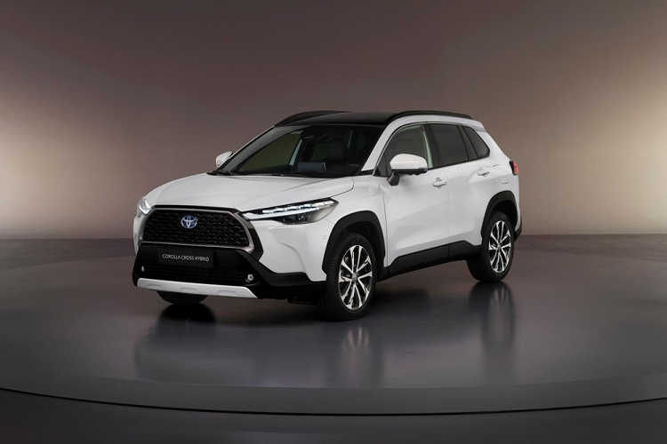 Toyota Corolla Cross là mẫu SUV cỡ B đã lần đầu tiên trình làng vào hồi tháng 7 năm ngoái. Sau hơn 1 năm, mẫu xe này mới chính thức trình làng tại thị trường châu Âu. Không bõ công chờ đợi của người tiêu dùng châu Âu, Toyota Corolla Cross 2022 mới dành cho thị trường này được trang bị tốt hơn hẳn xe ở những nơi khác.