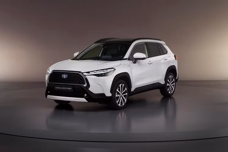 Toyota Corolla Cross là mẫu SUV cỡ B đã lần đầu tiên trình làng vào hồi tháng 7 năm ngoái. Sau hơn 1 năm, mẫu xe này mới chính thức trình làng tại thị trường châu Âu. Không bõ công chờ đợi của người tiêu dùng châu Âu, Toyota Corolla Cross 2022 mới dành cho thị trường này được trang bị tốt hơn hẳn xe ở những nơi khác.