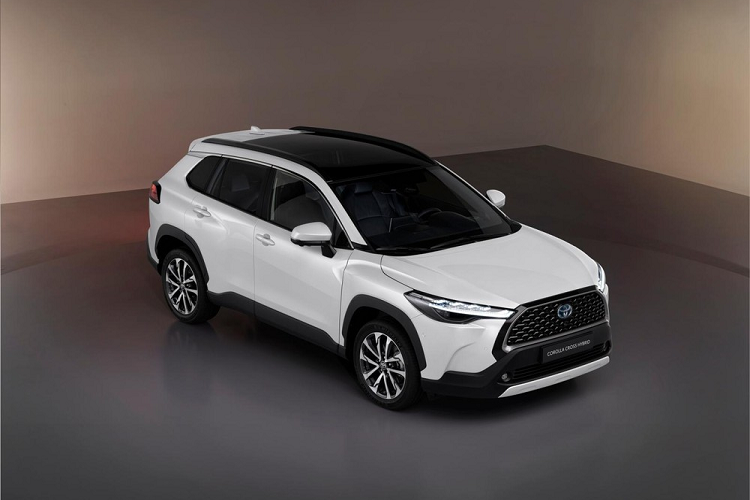 Ngay cả hệ dẫn động của Toyota Corolla Cross 2022 tại châu Âu cũng có điểm khác biệt. Nằm bên dưới nắp ca-pô của mẫu SUV cỡ B này là hệ truyền động hybrid thế hệ thứ 5, bao gồm máy xăng 4 xi-lanh, dung tích 2.0L, tạo ra công suất tối đa 176 mã lực và mô-men xoắn cực đại 202 Nm. Ở Toyota Corolla Cross 2022 phiên bản dẫn động cầu trước FWD, động cơ này kết hợp với mô-tơ điện mạnh 113 mã lực và 206 Nm cũng như cụm pin lithium-ion 4,08 Ah.