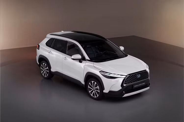 Ngay cả hệ dẫn động của Toyota Corolla Cross 2022 tại châu Âu cũng có điểm khác biệt. Nằm bên dưới nắp ca-pô của mẫu SUV cỡ B này là hệ truyền động hybrid thế hệ thứ 5, bao gồm máy xăng 4 xi-lanh, dung tích 2.0L, tạo ra công suất tối đa 176 mã lực và mô-men xoắn cực đại 202 Nm. Ở Toyota Corolla Cross 2022 phiên bản dẫn động cầu trước FWD, động cơ này kết hợp với mô-tơ điện mạnh 113 mã lực và 206 Nm cũng như cụm pin lithium-ion 4,08 Ah.