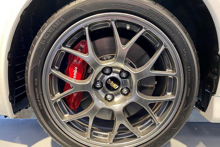 Bên trong khoang lái, nâng cấp duy nhất của Lancer Evolution Final Edition so với những chiếc EVO thường chính là đường chỉ thêu màu đỏ và bảng kim loại thể hiện số thứ tự xuất xưởng của bản đặc biệt.