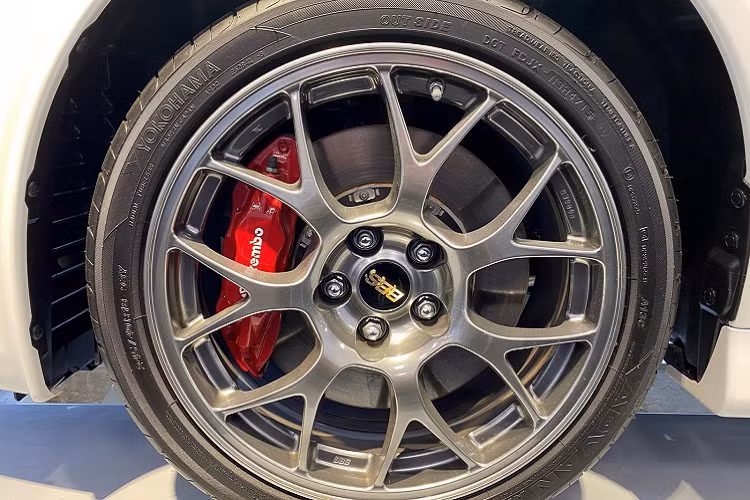 Bên trong khoang lái, nâng cấp duy nhất của Lancer Evolution Final Edition so với những chiếc EVO thường chính là đường chỉ thêu màu đỏ và bảng kim loại thể hiện số thứ tự xuất xưởng của bản đặc biệt.