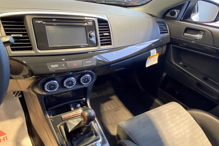 Được biết, đây là chiếc Lancer EVO cuối cùng còn bán ra tại thị trường này, cộng với đó là sự yêu mến nồng nhiệt từ khách hàng nên đại lý Mitsubishi trên đã niêm yết xe với giá rất cao.