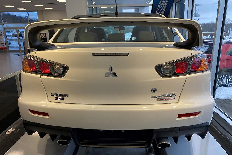 Về sức mạnh, Mitsubishi Lancer EVO Final Edition được trang bị động cơ 4 xylanh thẳng hàng, dung tích 2.0L, tăng áp turbo, sản sinh công suất 303 mã lực tại tua máy 6.500 vòng/phút và mômen xoắn cực đại 413 Nm tại tua máy 4.000 vòng/phút. Sức mạnh này được truyền đến cả 4 bánh xe thông qua hộp số sàn 5 cấp.