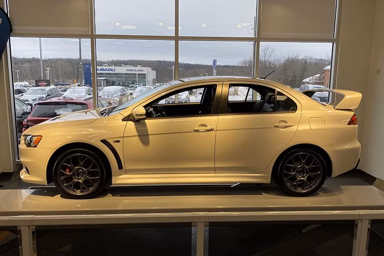 Cách đây 6 năm, phiên bản cuối cùng của Mitsubishi Lancer EVO Final Edition có giá niêm yết ở mức 95.592 CAD, đến nay phiên bản cuối cùng này bị đẩy giá lên gần 148.000 CAD, tương đương mức chênh hơn 52.300 CAD.