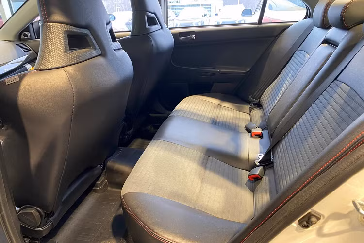 Không những thế, chiếc Lancer Evolution nói trên còn mang số thứ tự 350/350, tức là chiếc Lancer EVO đặc biệt cuối cùng được xuất xưởng.