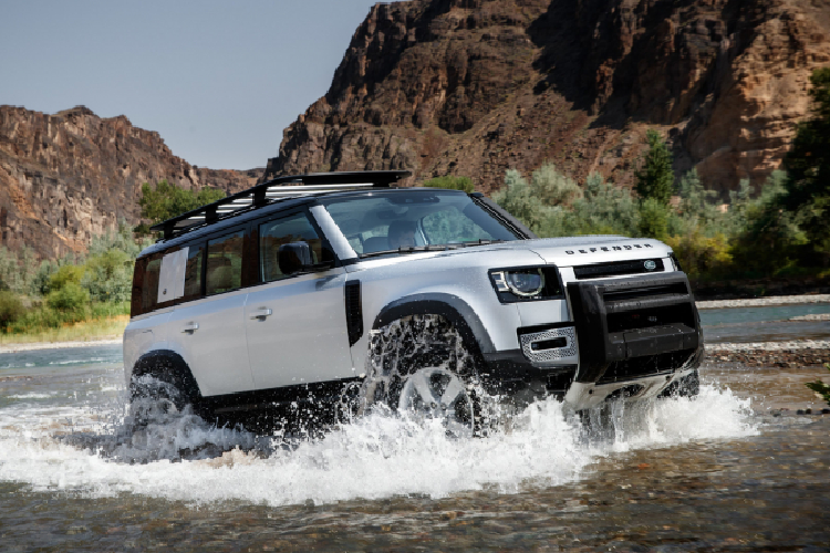 L.R Defender thế hệ mới được trang bị hệ thống treo khí nén thích ứng là trang bị tiêu chuẩn trên Land Rover Defender cũng hỗ trợ đắc lực cho mẫu SUV vượt địa hình.