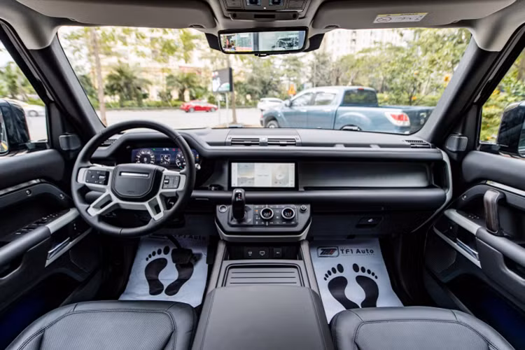 Ông GS Gerry McGovern OBE - Giám đốc Sáng tạo của Jaguar Land Rover, cho biết: “Defender mới thừa hưởng đáng kể từ quá khứ nhưng không bị hạn chế và chúng tôi rất vui khi được vinh danh với giải thưởng xứng đáng này. Tầm nhìn của chúng tôi là tạo ra một chiếc Defender của thế kỷ 21 bằng cách vượt qua ranh giới của kỹ thuật, công nghệ và thiết kế trong khi vẫn giữ được DNA đặc trưng và khả năng off-road danh tiếng. Kết quả là một chiếc 4x4 hấp dẫn, tạo được tiếng vang cho khách hàng ở cấp độ cao nhất – cấp độ cảm xúc.”