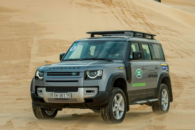 Hệ thống treo sẽ tự động nâng khoảng sáng gầm xe cao hơn để hỗ trợ vượt địa hình tối ưu, đồng thời tự động hạ thấp xe khoảng sáng gầm, giảm trọng tâm khi xe chạy trên đường trường, đi ở tốc độ cao.