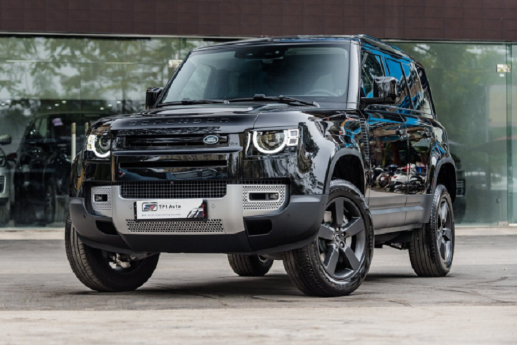 Land Rover Defender được trang bị hệ dẫn động bốn bánh toàn thời gian (AWD) tiêu chuẩn, có khoá vi sai trung tâm và khoá vi sai cầu sau sau điện tử. Ngoài ra, Defender 2020 đi địa hình với hệ thống “Terrain Response 2” mới nhất.