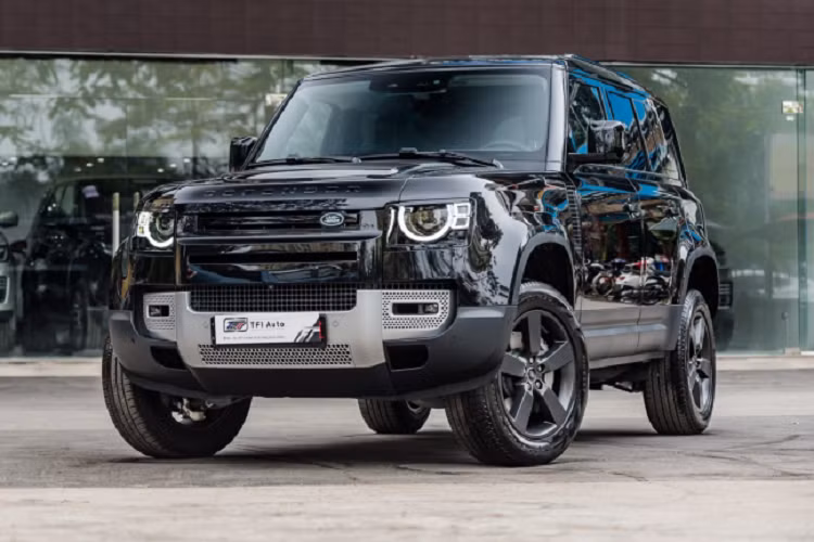 Land Rover Defender được trang bị hệ dẫn động bốn bánh toàn thời gian (AWD) tiêu chuẩn, có khoá vi sai trung tâm và khoá vi sai cầu sau sau điện tử. Ngoài ra, Defender 2020 đi địa hình với hệ thống “Terrain Response 2” mới nhất.