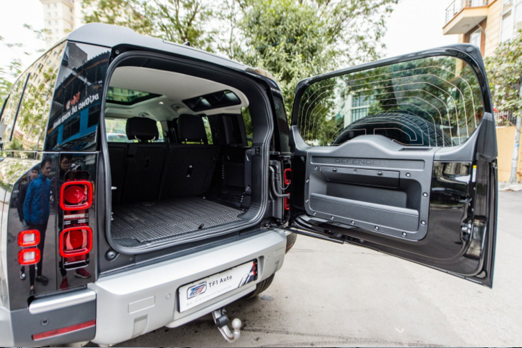 Trong phân khúc xe SUV hạng sang, dòng xe Land Rover Defender thế hệ mới đang là một lựa chọn hấp dẫn cho khách chơi xe sang ưa thích xe SUV. Tại Việt Nam, Land Rover Defender thế hệ mới chính hãng đã được giới thiệu tại thị trường Việt với 5 phiên bản có giá bán từ 3,8 đến 6,3 tỷ đồng với nhiều phiên bản động cơ và cấu hình khác nhau.