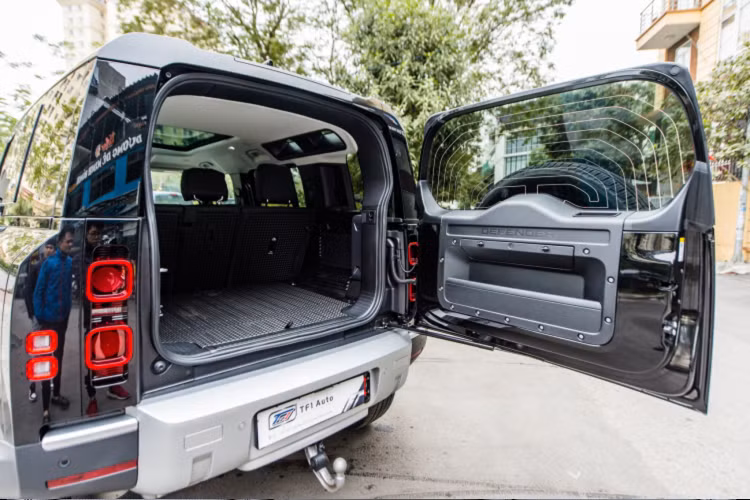 Trong phân khúc xe SUV hạng sang, dòng xe Land Rover Defender thế hệ mới đang là một lựa chọn hấp dẫn cho khách chơi xe sang ưa thích xe SUV. Tại Việt Nam, Land Rover Defender thế hệ mới chính hãng đã được giới thiệu tại thị trường Việt với 5 phiên bản có giá bán từ 3,8 đến 6,3 tỷ đồng với nhiều phiên bản động cơ và cấu hình khác nhau.