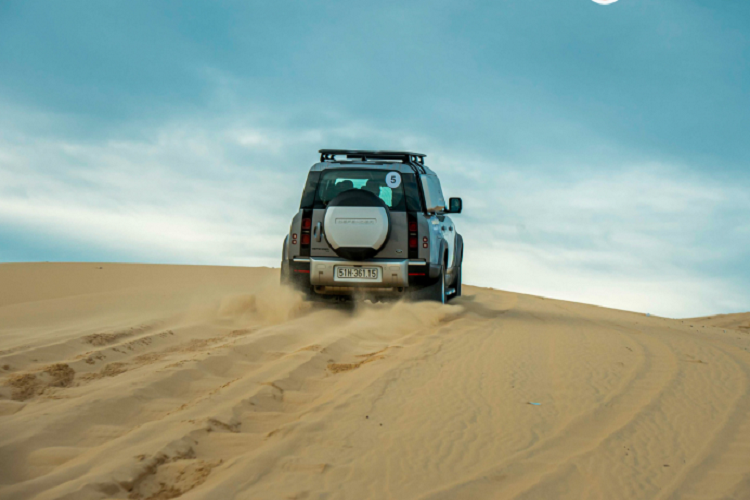 Tại thị trường Việt Nam, dòng xe Land Rover Defender thế hệ mới có giá bán “dễ chơi” hơn so với Mercedes-Benz G-Class. Lấy ví dụ, phiên bản nhập tư Defender 110 bản P400 (I6 3.0L) có giá hơn 6 tỷ đồng hấp dẫn hơn so với lựa chọn chơi Mercedes-AMG G63 (V8 4.0L) có giá hơn 10 tỷ đồng.