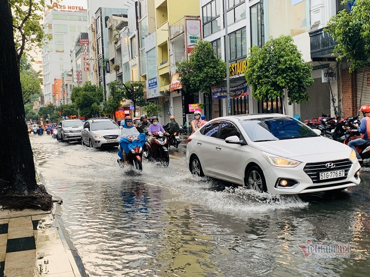 Mua nhu trut, nhieu tuyen duong o Sai Gon ngap lenh lang-Hinh-2