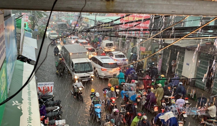 Mua nhu trut, nhieu tuyen duong o Sai Gon ngap lenh lang-Hinh-6