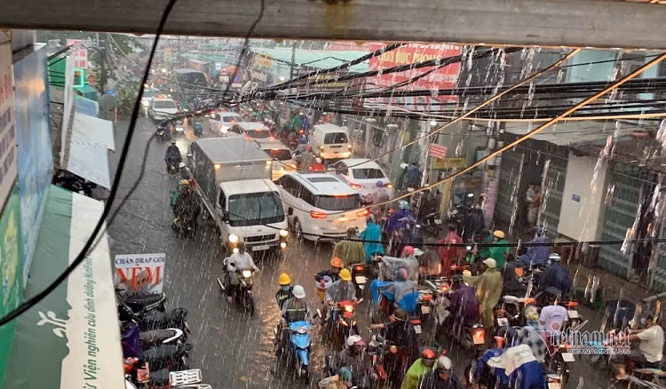 Mua nhu trut, nhieu tuyen duong o Sai Gon ngap lenh lang-Hinh-6
