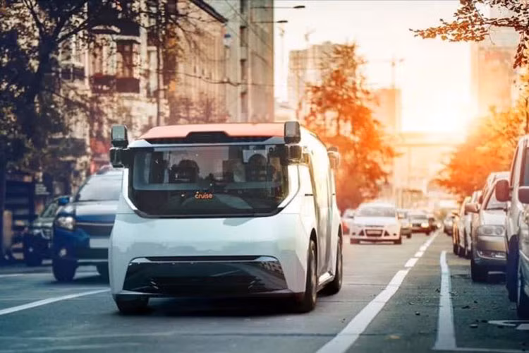 Không chỉ vậy, các cảm biến của OnePod có thể ngay lập tức phát hiện độ cao của lề đường khi nó tấp vào lề, và xe sẽ tự động hạ thấp sàn để hành khách bước vào. Trong trường hợp đóng vai trò robotaxi, quyền bước vào bên trong sẽ được cấp khi chiếc xe xác định được hành khách (hoặc nhiều hành khách), và tự động mở cửa.