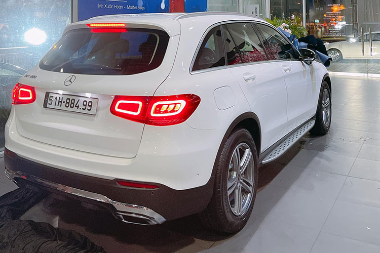 Mercedes-Benz GLC 200 của Only C là bản nâng cấp nên có một số điểm mới. Cụ thể, thiết kế cụm đèn chiếu sáng LED và đèn hậu LED đều được làm mới, sắc sảo và thể thao cũng như hiện đại hơn. Ốp cản trước cũng thêm phần hầm hố với các chi tiết hốc gió được thiết kế lại, lưới tản nhiệt cũng được vuốt lại có phần góc cạnh hơn.