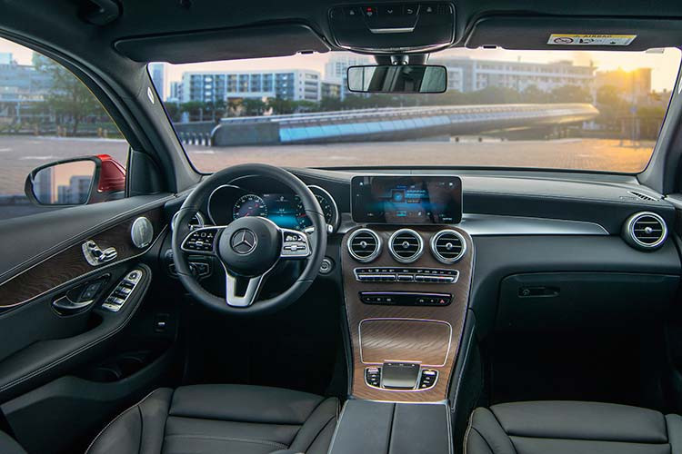 Khác biệt về ngoại thất giữa 2 phiên bản của mẫu xe SUV hạng sang Mercedes-Benz GLC 200 và GLC 200 4Matic chủ yếu nằm ở bộ mâm hợp kim, bản tiêu chuẩn là loại 18 inch 5 chấu kép còn bản cao hơn là loại 19 inch 6 chấu kép.