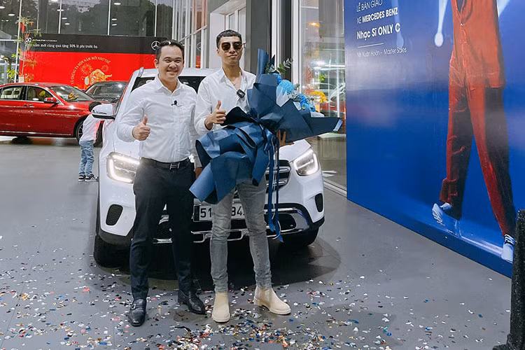 Đáng chú ý, ở lần nâng cấp giữa vòng đời này Mercedes-Benz GLC 200 được trang bị động cơ mới có mã hiệu M264 mạnh mẽ hơn phiên bản cũ. Cụ thể, cả 2 phiên bản GLC 200 và GLC 200 4Matic đều sử dụng loại máy xăng dung tích 2.0L cho công suất tối đa 197 mã lực và mô-men xoắn cực đại lên tới 320 Nm, trang bị hộp số vẫn là loại tự động 9 cấp. Về hệ dẫn động, GLC 200 được trang bị loại dẫn động cầu sau còn GLC 200 4Matic là loại dẫn động 4 bánh.