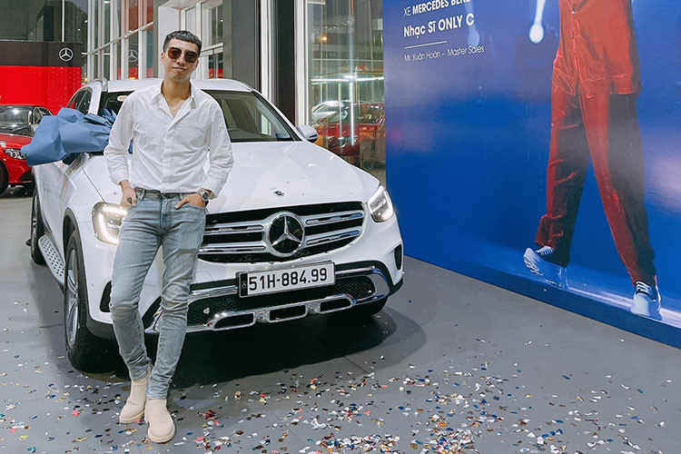 Được biết, buổi lễ bàn giao chiếc xe Mercedes-Benz GLC 200 của Only C diễn ra vào chiều tối ngày 28 Tết. Hiện chưa rõ nam ca sĩ Anh Không Đòi Quà đã chi ra bao nhiêu tiền để sở hữu Mercedes-Benz GLC 200 trước Tết. Chỉ biết rằng, giá xe Mercedes-Benz GLC 200 tại Việt Nam bắt đầu 1,8 tỷ đồng cho bản tiêu chuẩn, riêng dòng xe Mercedes-Benz GLC 200 4Matic có giá 2,1 tỷ đồng.