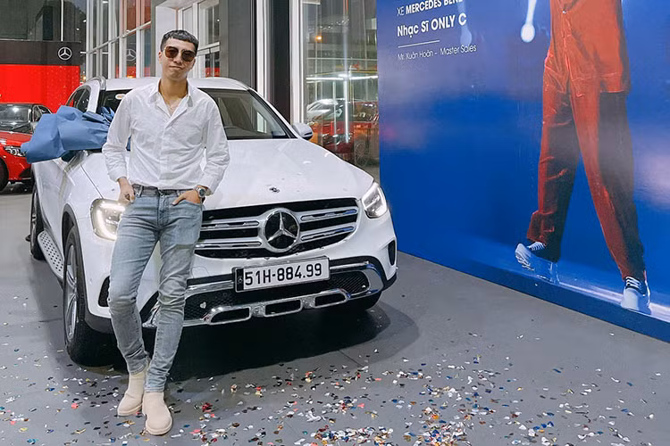 Được biết, buổi lễ bàn giao chiếc xe Mercedes-Benz GLC 200 của Only C diễn ra vào chiều tối ngày 28 Tết. Hiện chưa rõ nam ca sĩ Anh Không Đòi Quà đã chi ra bao nhiêu tiền để sở hữu Mercedes-Benz GLC 200 trước Tết. Chỉ biết rằng, giá xe Mercedes-Benz GLC 200 tại Việt Nam bắt đầu 1,8 tỷ đồng cho bản tiêu chuẩn, riêng dòng xe Mercedes-Benz GLC 200 4Matic có giá 2,1 tỷ đồng.