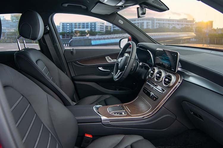 Bên cạnh đó, bàn rê cảm ứng ở khu vực bệ tì tay trước cũng đã được thiết kế lại phẳng và lớn hơn trước đây giúp người dùng dễ sử dụng. Đồng thời, các cổng kết nối phía trước cũng như cổng sạc phía sau cũng được nâng cấp thành loại USB Type-C.