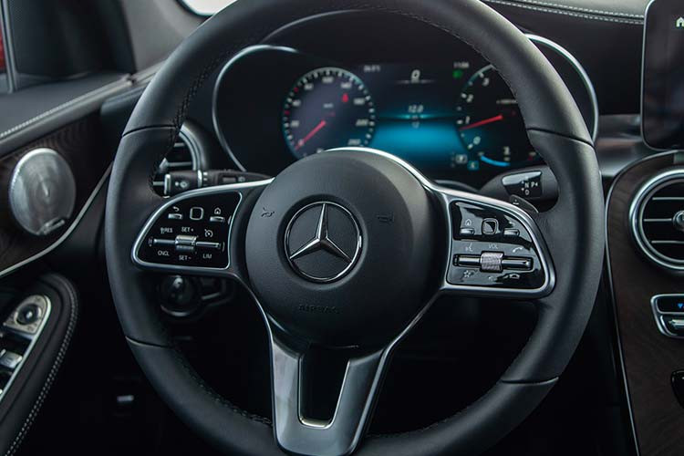 Tương tự như những mẫu xe mới được Mercedes-Benz Việt Nam nâng cấp gần đây, nội thất của GLC 200 và GLC 200 4Matic cũng có một số điểm mới ví dụ như vô-lăng 3 chấu thiết kế mới với nút cảm ứng và lẫy chuyển số, màn hình giải trí trung tâm kích cỡ 10,25 nay đã có giao diện MBUX mới nhất của hãng xe Đức với hỗ trợ điều khiển giọng nói.