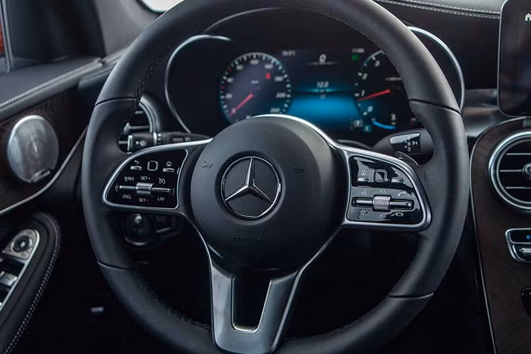 Tương tự như những mẫu xe mới được Mercedes-Benz Việt Nam nâng cấp gần đây, nội thất của GLC 200 và GLC 200 4Matic cũng có một số điểm mới ví dụ như vô-lăng 3 chấu thiết kế mới với nút cảm ứng và lẫy chuyển số, màn hình giải trí trung tâm kích cỡ 10,25 nay đã có giao diện MBUX mới nhất của hãng xe Đức với hỗ trợ điều khiển giọng nói.