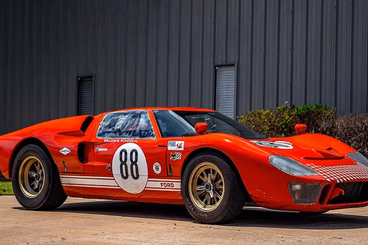 Một trong 6 chiếc Ford GT40 đặc biệt từng tham gia bộ phim Ford vs Ferrari sẽ được bán đấu giá vào tháng tới. Đây là cơ hội để những ai yêu thích dòng xe này hoặc yêu thích bộ phim có thể sở hữu chiếc xe trong mơ.