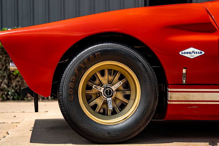 Hình ảnh rao bán cho thấy chiếc Ford GT40 này có lớp sơn ngoại thất màu cam đỏ, mâm xe màu vàng. Bên trong, nội thất được phối màu đèn tuyền, chiếc xe có vô lăng nằm bên phải nhưng cần số được đặt bên phải người lái thay vì bên trái.