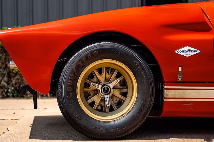 Hình ảnh rao bán cho thấy chiếc Ford GT40 này có lớp sơn ngoại thất màu cam đỏ, mâm xe màu vàng. Bên trong, nội thất được phối màu đèn tuyền, chiếc xe có vô lăng nằm bên phải nhưng cần số được đặt bên phải người lái thay vì bên trái.