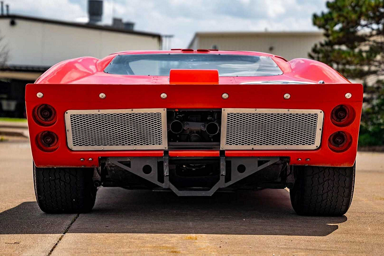 Trong phim, chiếc xe này được sử dụng làm mẫu xe đua số 3 của Dan Gurney tại đường đua đua Le Mans và là chiếc số 88 của William Wonder tại giải 24 Hours of Daytonan.