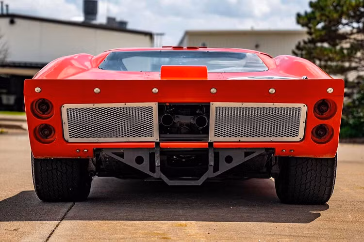 Trong phim, chiếc xe này được sử dụng làm mẫu xe đua số 3 của Dan Gurney tại đường đua đua Le Mans và là chiếc số 88 của William Wonder tại giải 24 Hours of Daytonan.