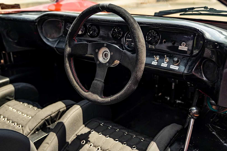 Sức mạnh của siêu xe cổ đến từ động cơ V8 5.7L, hộp số sàn 6 cấp và hệ dẫn động bánh sau. Thông số hiệu suất cụ thể của Ford GT40 chưa được công bố.