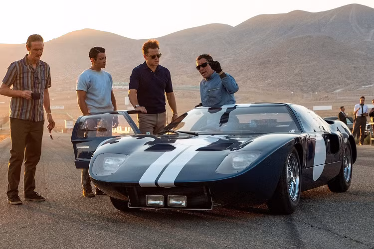 Ford vs Ferrari thể hiện lại lịch sử đua xe của Ford, hãng nỗ lực mua lại Ferrrari vì muốn nâng tầm đội đua xe thể thao của mình. Tuy nhiên Ferrari lại đồng ý bán cho Fiat. Ford đã trả đũa bằng cách hạ bệ Ferrari tại giải Le Mans 24 Hours 1966. Trước đó, Ferrari thống trị giải đua từ năm 1960 đến 1965.