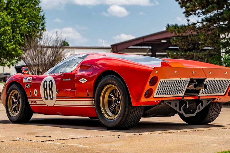 Đây là 1 trong 6 chiếc Ford GT40 của Race Car Replicars ở Michigan đem tới thực hiện cho bộ phim, hãng đã chế tạo ra chiếc xe để đáp ứng các thông số kỹ thuật chính xác của Ford GT đời 1966. Đây cũng là chiếc xe duy nhất trong dòng xe này có số VIN, do đó người mua có thể thoải mái lái trên đường công cộng.