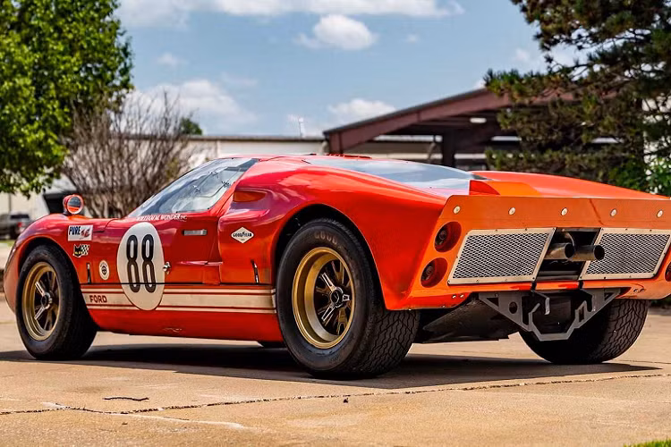 Đây là 1 trong 6 chiếc Ford GT40 của Race Car Replicars ở Michigan đem tới thực hiện cho bộ phim, hãng đã chế tạo ra chiếc xe để đáp ứng các thông số kỹ thuật chính xác của Ford GT đời 1966. Đây cũng là chiếc xe duy nhất trong dòng xe này có số VIN, do đó người mua có thể thoải mái lái trên đường công cộng.