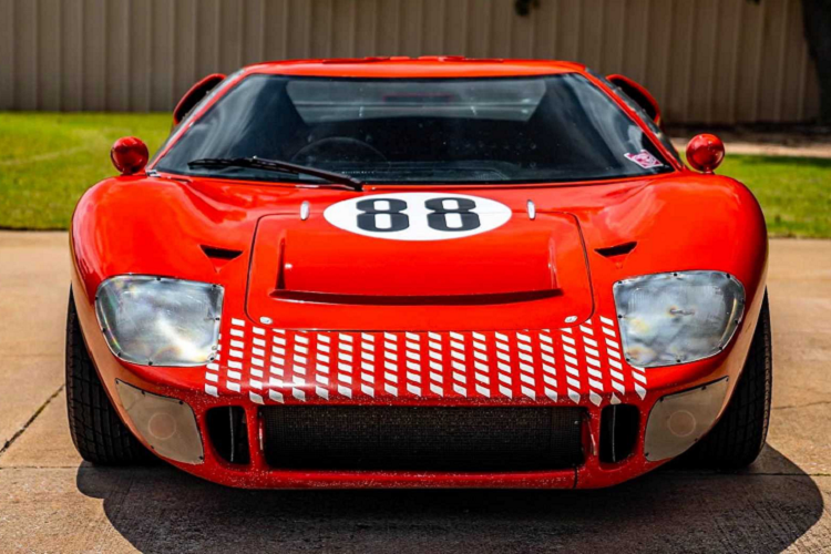 Bộ phim Ford vs Ferrari ra rạp từ tháng 11/2019 và giành được 2 giải Oscar. Đó là một bộ phim hấp dẫn đối với những "tín đồ" siêu xe, kể về cuộc chiến gây cấn giữa 2 đội đua Ford và Ferrari tại giải Le Mans vào cuối những năm 1960.