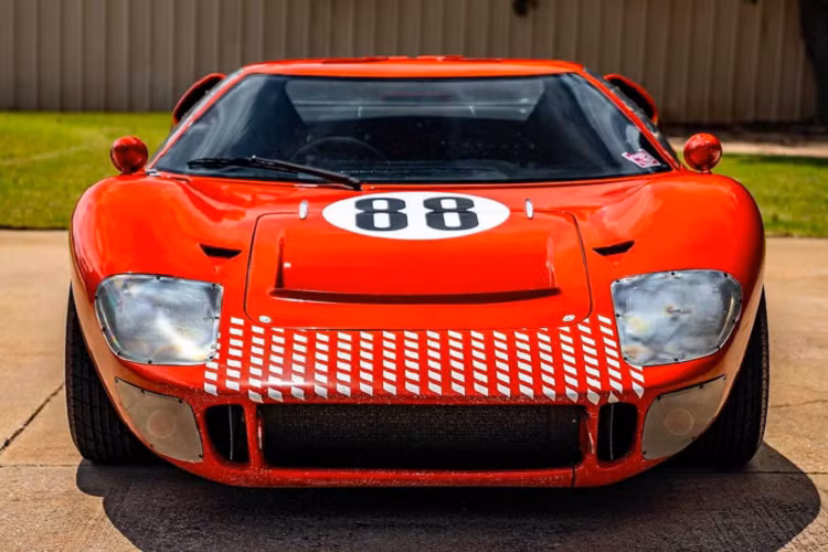 Bộ phim Ford vs Ferrari ra rạp từ tháng 11/2019 và giành được 2 giải Oscar. Đó là một bộ phim hấp dẫn đối với những "tín đồ" siêu xe, kể về cuộc chiến gây cấn giữa 2 đội đua Ford và Ferrari tại giải Le Mans vào cuối những năm 1960.