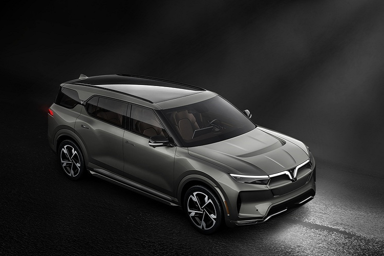 Ngày 22/1, VinFast giới thiệu 3 dòng SUV mới là VF31, VF32, VF33. Ba dòng xe này được định vị trong phân khúc hạng C, D và E. Trong đó, VF31 là xe điện, VF32 và Vinfast VF33 hoàn toàn mới có cả bản chạy điện và động cơ xăng. 