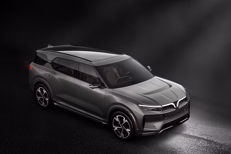 Ngày 22/1, VinFast giới thiệu 3 dòng SUV mới là VF31, VF32, VF33. Ba dòng xe này được định vị trong phân khúc hạng C, D và E. Trong đó, VF31 là xe điện, VF32 và Vinfast VF33 hoàn toàn mới có cả bản chạy điện và động cơ xăng. 