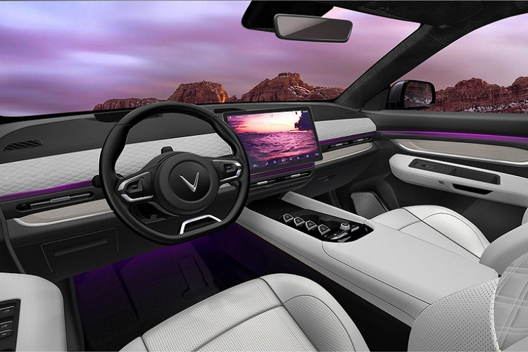 Ngoài việc sử dụng năng lượng xanh, các mẫu xe mới của VinFast còn gây chú ý khi được trang bị công nghệ lái hiện đại. Khoang lái của 3 mẫu xe mới có hệ thống trí tuệ nhân tạo, nhận diện gương mặt, trợ lý ảo... Theo trang Carbuzz, hai trong số 3 mẫu xe mới của VinFast sẽ được bán tại Mỹ (VF32 và VF33).