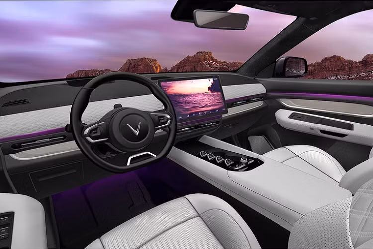 Ngoài việc sử dụng năng lượng xanh, các mẫu xe mới của VinFast còn gây chú ý khi được trang bị công nghệ lái hiện đại. Khoang lái của 3 mẫu xe mới có hệ thống trí tuệ nhân tạo, nhận diện gương mặt, trợ lý ảo... Theo trang Carbuzz, hai trong số 3 mẫu xe mới của VinFast sẽ được bán tại Mỹ (VF32 và VF33).