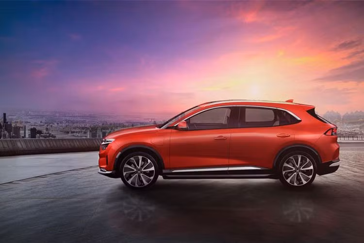 Trong khi đó, mẫu VinFast VF32 nằm ở phân khúc SUV hạng D. Tại Mỹ, mẫu xe này có kích thước tương đương với Tesla Model Y và Ford Mustang Mach-E. Mẫu SUV này được trang bị gói pin 90 kWh, cho tầm hoạt động 504 km. Giá bán của VF32 cũng sẽ "hấp dẫn" hơn so với VF33. Điểm khác biệt trên VF32 là màn hình cảm ứng trong cabin đặt dọc, màn hình thứ 2 hoạt động như cụm đồng hồ. VinFast VF31 là chiếc nhỏ nhất trong số 3 mẫu xe mới. Xe sử dụng gói pin dung lượng 42 kWh, cung cấp phạm vi hoạt động khoảng 300 km. Mẫu xe này sẽ không xuất hiện tại thị trường Mỹ.