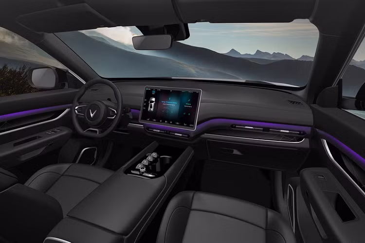 "Mẫu xe lớn nhất trong 3 chiếc là VF33. Chiếc SUV này có kích thước tương đương Chevrolet Traverse hoặc Kia Telluride. Đồng nghĩa VF33 có tiềm năng cạnh tranh tại thị trường Mỹ, đặc biệt khi phân khúc này chưa có xe EV", Jared Rosenholtz - BTV cấp cao của trang Carbuzz nhận định. Mẫu xe SUV VinFast VF33 được trang bị 2 động cơ điện, mỗi động cơ có công suất 201 mã lực, cho tổng công suất 402 mã lực. 